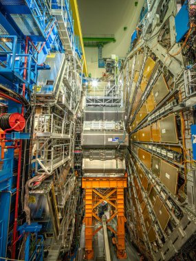 Cenevre, İsviçre - 5 Şubat 2025: CERN 'deki ATLAS detektörünün iç kompleksi renkli bileşenler ve gelişmiş teknolojiyle.