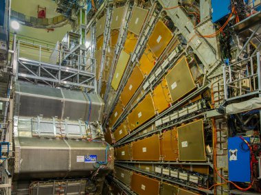 Cenevre, İsviçre - 5 Şubat 2025: CERN 'deki ATLAS detektörünün iç kompleksi renkli bileşenler ve gelişmiş teknolojiyle.