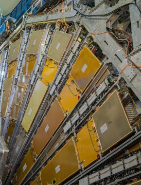 Cenevre, İsviçre - 5 Şubat 2025: CERN 'deki ATLAS detektörünün iç kompleksi renkli bileşenler ve gelişmiş teknolojiyle.