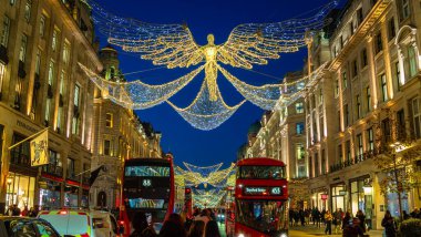 Londra, Birleşik Krallık - 24 Kasım 2024: Londra 'daki Regent caddesinde melek şeklinde Noel ışığı sergileniyor..