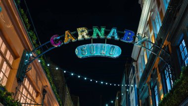 Londra, Birleşik Krallık - 25 Kasım 2024: Soho, Londra 'nın orta kesiminde canlı ve ikonik bir bölgedir.