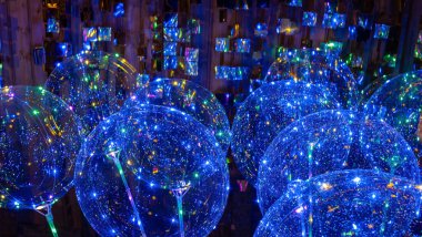 Canlı LED ışıkları olan saydam balonlar göz kamaştırıcı bir galaksi etkisi yaratır..