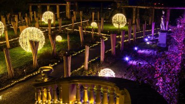 Mainau, Almanya - 27 Aralık 2023: Bir Noel bahçesi - Constance Gölü 'ndeki Mainau adasında güzel ışık kreasyonları ve aydınlatmalarla dolu bir Noel etkinliği