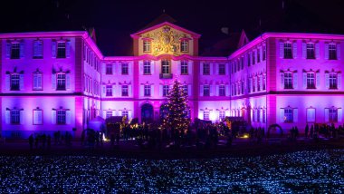 Mainau, Almanya - 27 Aralık 2023: Bir Noel bahçesi - Constance Gölü 'ndeki Mainau adasında güzel ışık kreasyonları ve aydınlatmalarla dolu bir Noel etkinliği