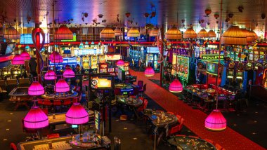 Montreux, İsviçre - 2 Ocak 2025: Barriere Montreux Kumarhanesi, Cenevre Gölü 'nün pitoresk kıyıları boyunca yer alan önemli bir kumarhane..