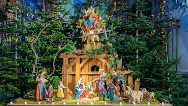 Londra 'daki modern gökdelenlerin ve tarihi binaların ön planda parkı var..