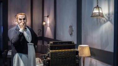 Vevey, İsviçre - 2 Ocak 2025: Charlie Chaplin 'in Stüdyosu' ndaki efsanevi film setlerinden sahne