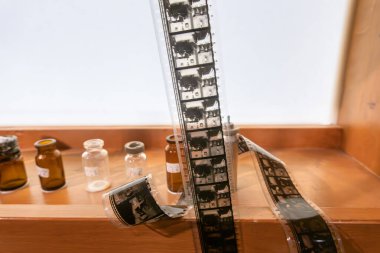 Vevey, İsviçre - 2 Ocak 2025: Eski film şeridi ve antika cam şişeler nostaljik bir görüntü oluşturur.