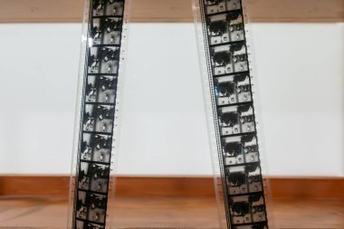 Vevey, İsviçre - 2 Ocak 2025: Analog sinemacılık döneminden klasik film şeritleri