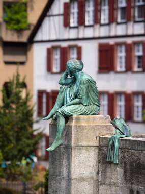 Basel, İsviçre - 17 Ağustos 2024: Gezgin Helvetia heykeli - Basel 'de orta köprü