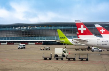 Zürih, İsviçre - 13 Kasım 2024: Flughafen Zürih veya Zürih Havalimanı, İsviçre 'nin en büyük uluslararası havaalanıdır..