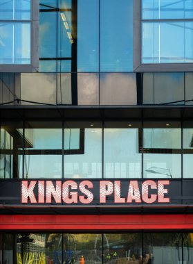 Londra, Birleşik Krallık - 13 Kasım 2024: Kings Place, Londra 'da Kings Cross yakınlarında yer alan ünlü bir sanat ve konferans mekanıdır..