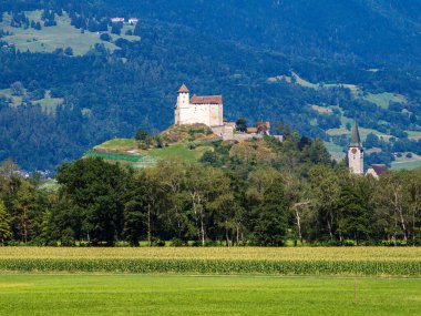 Lihtenştayn 'daki Balzers Ortaçağ şatosu yemyeşil ve dağlarla çevrili bir tepede..