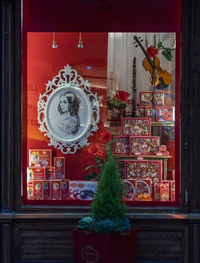 Salzburg, Avusturya - 24 Ekim 2024: Reber, özellikle orijinal Reber Mozart-Kugeln olmak üzere el yapımı şekerlemelerde uzmanlaşmış ünlü bir markadır.