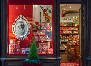 Salzburg, Avusturya - 24 Ekim 2024: Reber, özellikle orijinal Reber Mozart-Kugeln olmak üzere el yapımı şekerlemelerde uzmanlaşmış ünlü bir markadır.