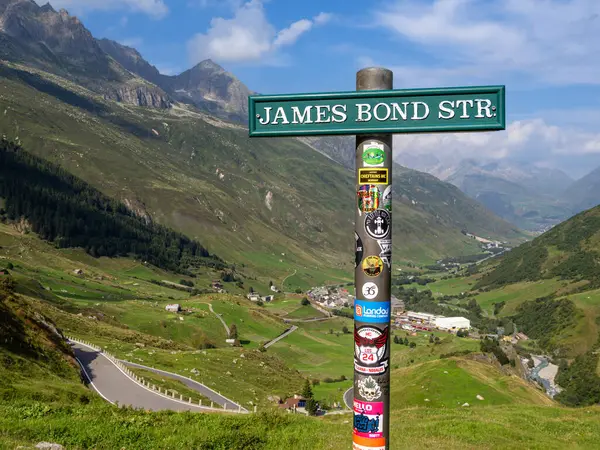 Realp, İsviçre - 22 Ağustos 2024: James Bond Caddesi, 1964 yılında çekilen ve Sean Connery 'nin oynadığı Altın Parmak adlı James Bond filminin anısına kurulan sokaktır..