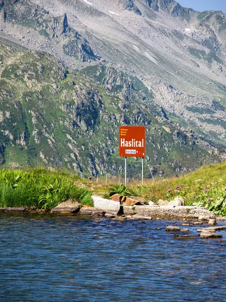 Sustenpass, İsviçre - 22 Ağustos 2024 İsviçre kantonundaki Haslital Vadisi 'nin başlangıcı olan Sustenpass dağ geçidinde bir işaret