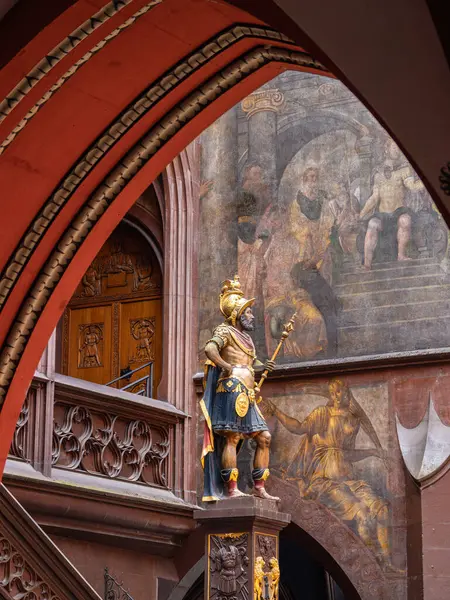 Basel, İsviçre - 17 Ağustos 2024: Roma askeri Lucius Munatius Plancus 'un bir heykeli Basel belediye binasının avlusunda