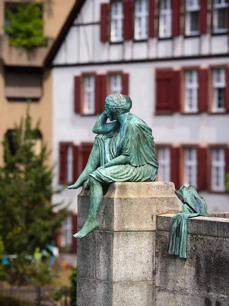 Basel, İsviçre - 17 Ağustos 2024: Gezgin Helvetia heykeli - Basel 'de orta köprü