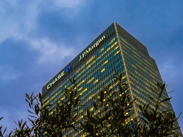 Londra, Birleşik Krallık - 27 Ekim 2024: Canary Wharf, Londra 'daki Chase ve J.P. Morgan binası, finansal bölgenin önemli bir parçası olarak hizmet veren önemli bir ofis kulesidir..