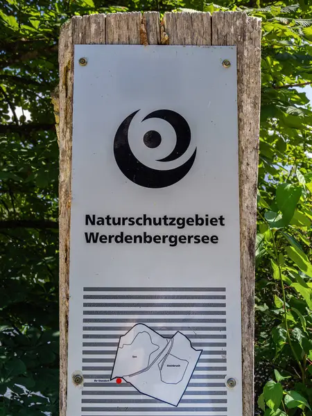 Werdenberg, İsviçre - 16 Ağustos 2024: The Naturschutzgebiet Werdenbergersee, Buchs belediyesinin Werdenberg Gölü 'nü çevreleyen koruma altındaki doğa rezervidir.