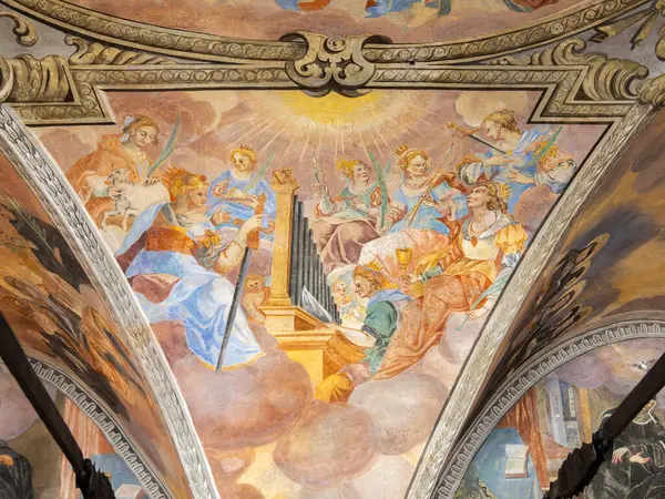 Michaelbeuern, Avusturya - 22 Ekim 2024: Melekler ve azizlerin müzik enstrümanları çaldığı cennet sahnesini anlatan detaylı bir tavan freski. Sanat eserleri süslü ve renkli..