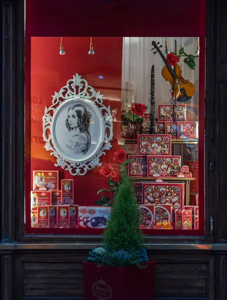 Salzburg, Avusturya - 24 Ekim 2024: Reber, özellikle orijinal Reber Mozart-Kugeln olmak üzere el yapımı şekerlemelerde uzmanlaşmış ünlü bir markadır.