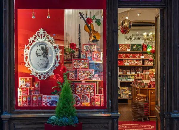 Salzburg, Avusturya - 24 Ekim 2024: Reber, özellikle orijinal Reber Mozart-Kugeln olmak üzere el yapımı şekerlemelerde uzmanlaşmış ünlü bir markadır.