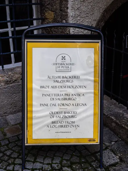 Salzburg, Avusturya - 24 Ekim 2024: Stiftsbackerei, Salzburg 'un en eski pastanesidir. Kütük ateşindeki bir fırından ekmek..