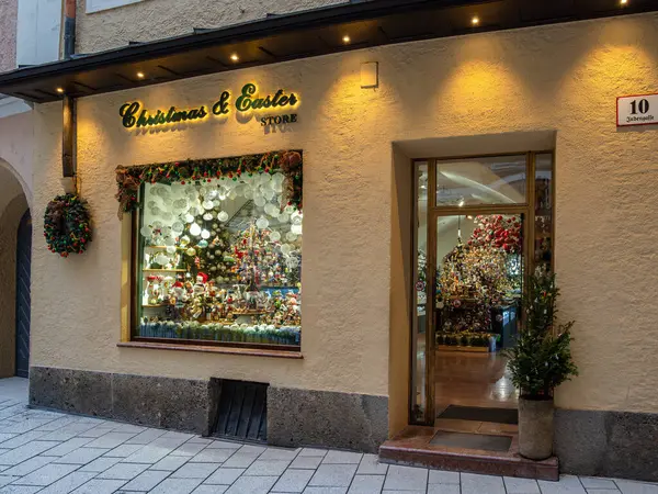 Salzburg, Avusturya - 24 Ekim 2024: Noel ve Paskalya mağazası - Ziyaretçilerin Noel ve Paskalya bayramını hangi mevsim olursa olsun yaşayabilecekleri büyülü yıl boyu mağaza.