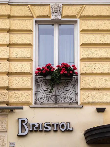 Salzburg, Avusturya - 24 Ekim 2024: Salzburg 'da Hotel Bristol şehrin merkezinde bulunan lüks ve tarihi bir oteldir.