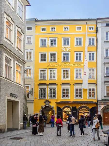 Salzburg, Avusturya - 24 Ekim 2024: Mozarts Doğum Yeri ve klasik mimarinin yer aldığı Vibrant Salzburg sokak sahnesi.