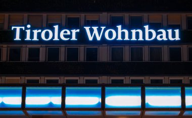 Innsbruck, Avusturya - 20 Mart 2025: Tiroler Wohnbau (Tyrolean Konut İnşaat olarak tercüme edilir) tanınmış bir emlak ve inşaat şirketidir.