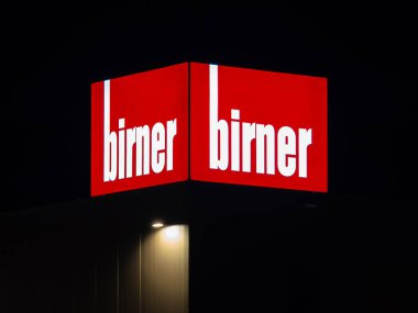 Innsbruck, Avusturya - 20 Mart 2025: Innsbruck 'ta Birner otomotiv profesyonelleri ve özel araç sahiplerinin ihtiyaçlarını karşılayan güvenilir bir otomobil parçası ve aksesuar tedarikçisidir