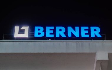 Innsbruck, Avusturya - 20 Mart 2025: Berner Innsbruck, Avrupa 'nın önde gelen şirketlerinden Berner Group' un bir parçasıdır.