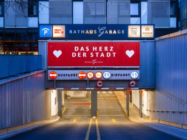 Innsbruck, Avusturya - 20 Mart 2025: Rathaus Garajı ve Rathaus Galerien 'e giriş. Almanca işaret: Şehrin kalbinde park kurallarını gösteren yön okları ve semboller var.