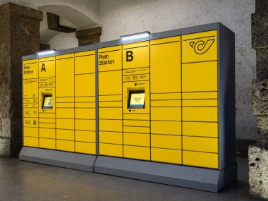 Innsbruck, Avusturya - 20 Mart 2025: Innsbruck 'taki Avusturya Post' un sarı posta dolapları