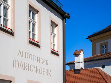 Atlotting, Almanya - 19 Mart 2025: Altottinger Marienwerk, türbenin ruhani ve idari faaliyetlerinde kilit rol oynayan Katolik hac organizasyonudur..