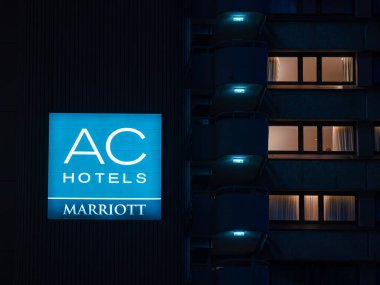 Innsbruck, Avusturya - 20 Mart 2025: Marriott Innsbruck 'ın AC Hotel' i, 4 yıldızlı şık bir otel.