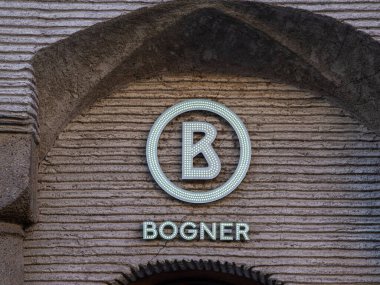 Innsbruck, Avusturya - 20 Mart 2025: Bogner üst düzey yaşam tarzı ve spor ürünleri satan bir Alman markası.