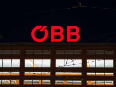 Innsbruck, Avusturya - 20 Mart 2025: OBB (Osterreichische Bundesbahnen) Avusturya Federal Demiryolu Şirketi.