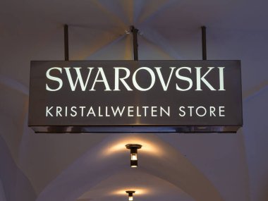 Innsbruck, Avusturya - 20 Mart 2025: Swarovski Kristallwelten - Innsbruck 'taki Kristal Dünyalar- ünlü Swarovski markasını temsil eden bir perakende mağazası
