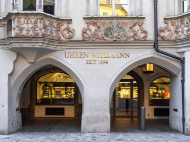 Innsbruck, Avusturya - 20 Mart 2025: Innsbruck 'ta Uhren Witzmann tanınmış bir saat ve kuyumcu.
