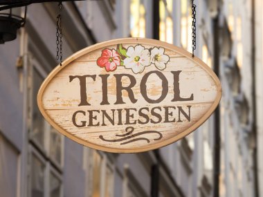 Innsbruck, Avusturya - 20 Mart 2025: Tirol Geniessen - yüksek kaliteli yerel Tirol ürünleri sunmaya odaklanan özel bir dükkan