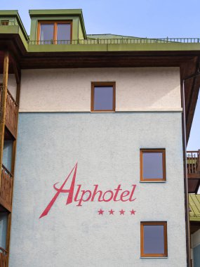 Innsbruck, Avusturya - 21 Mart 2025: Alphotel Innsbruck 4 yıldızlı modern bir oteldir, mükemmel konfor, uygun konum ve Tyrolean Alpleri manzarası sunmaktadır.