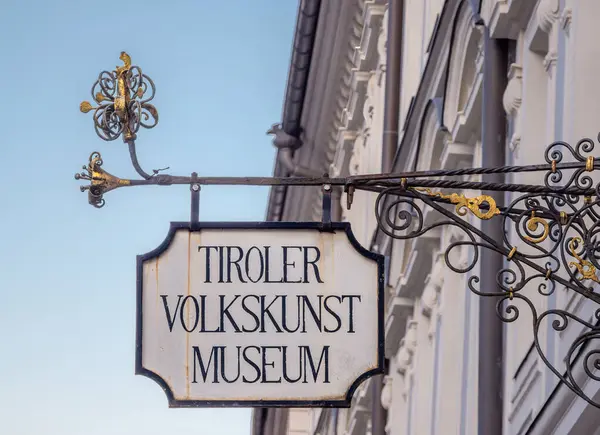 Innsbruck, Avusturya - 20 Mart 2025: Tiroler Volkskunstmuseum -Tyrol Halk Sanatları Müzesi - Tyrol bölgesinin kültürel mirasını ve geleneklerini korumaya ve sergilemeye adanmıştır..