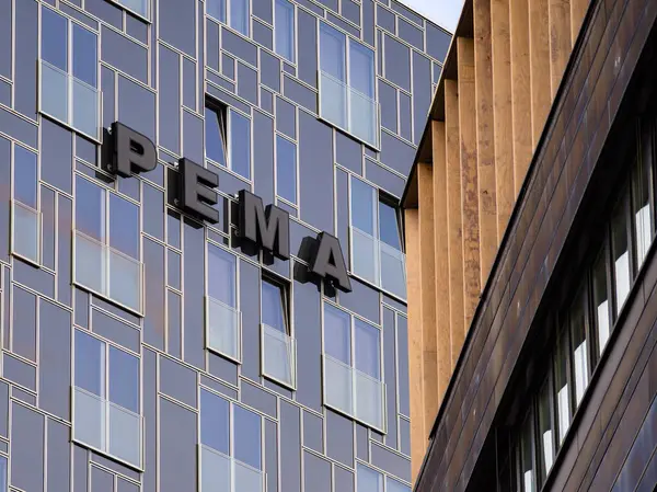 Innsbruck, Avusturya - 21 Mart 2025: Pema Building ticari, ofis, konut ve kültürel alanların karışımını içeren çok amaçlı bir kentsel yapı..