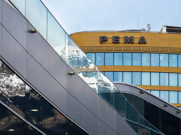 Innsbruck, Avusturya - 21 Mart 2025: Pema Building ticari, ofis, konut ve kültürel alanların karışımını içeren çok amaçlı bir kentsel yapı..
