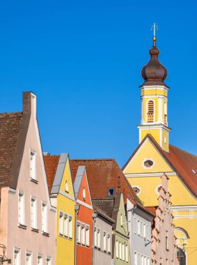 Sarı kilisesi ve sokak lambası olan ortaçağ Landshut 'ının tarihi eski kasaba evleri. Bavyera, Almanya.