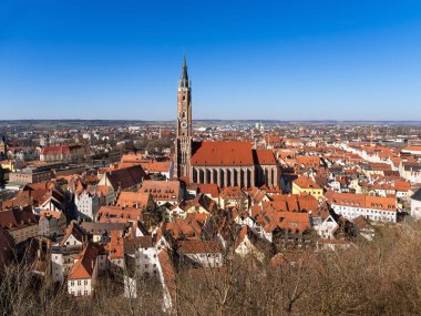 Landshut, Almanya 'nın Bavyera eyaletinde yer alan tarihi bir şehirdir. Isar nehrinin kıyısında..
